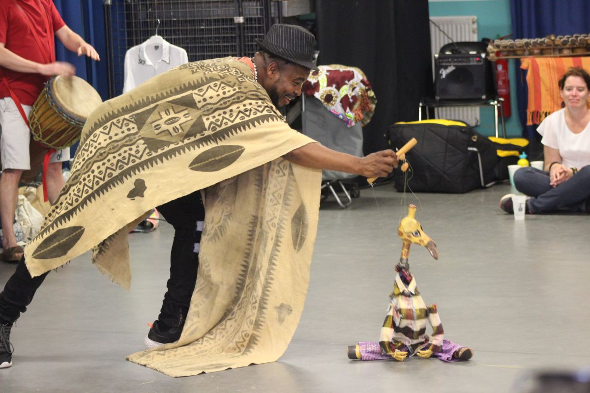Eric zongo et sa marionnette giraffe